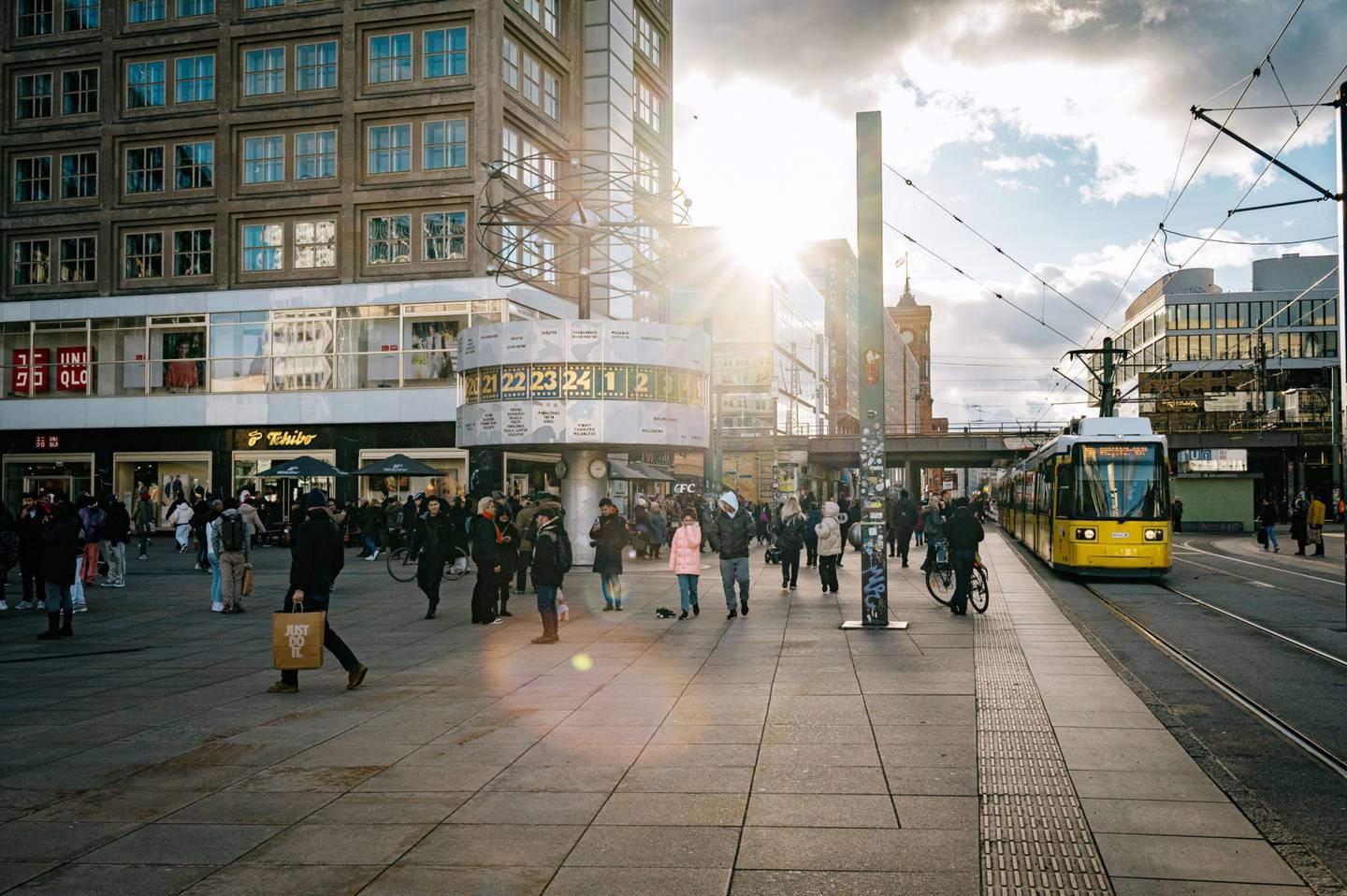 Un tranvía pasa junto a compradores y peatones en Alexanderplatz en Berlín, Alemania, el sábado 4 de febrero de 2023.