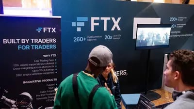 Carteles de FTX en una conferencia cripto