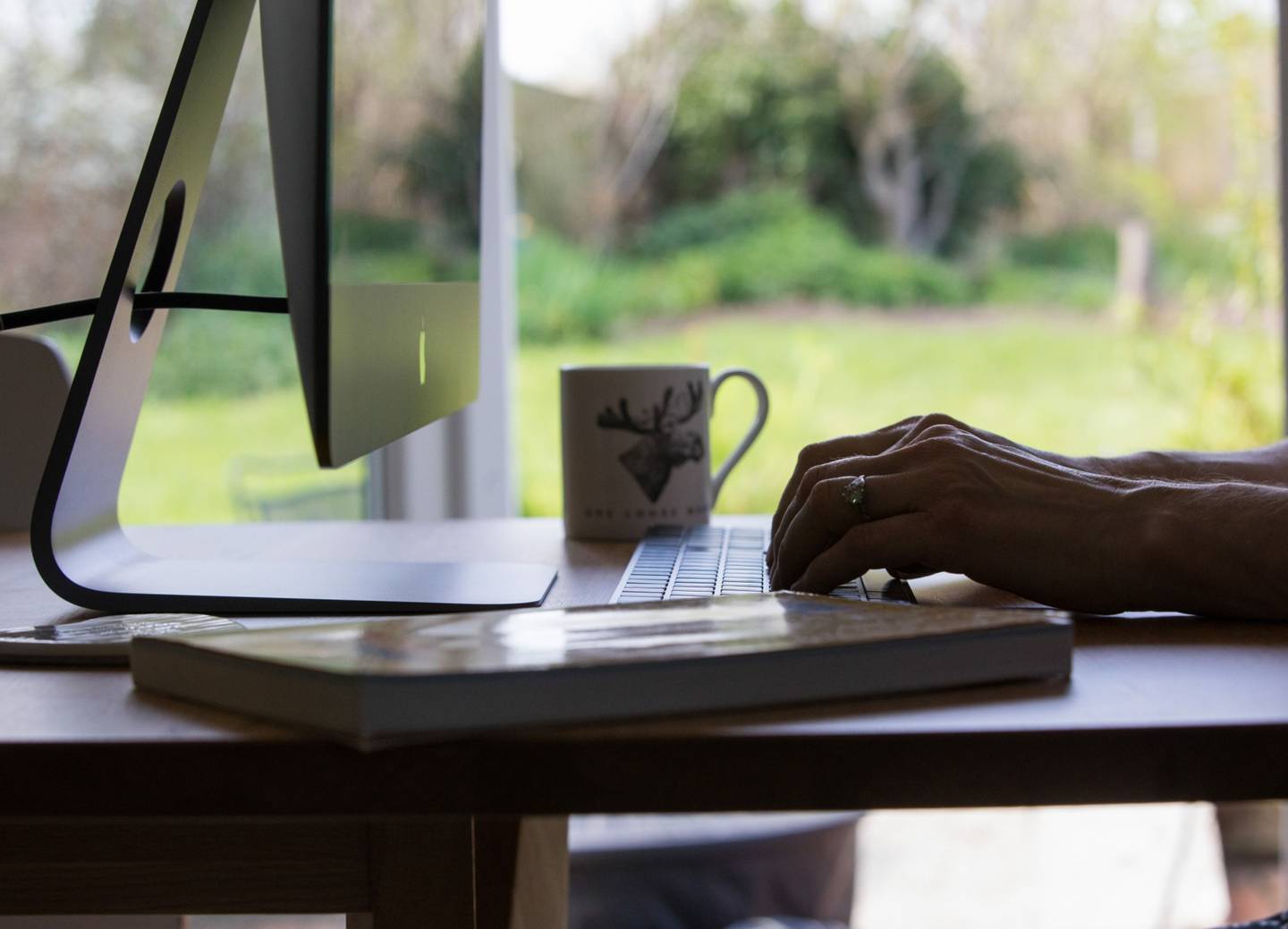 Un trabajador usa su computadoras mientras trabaja en casa.