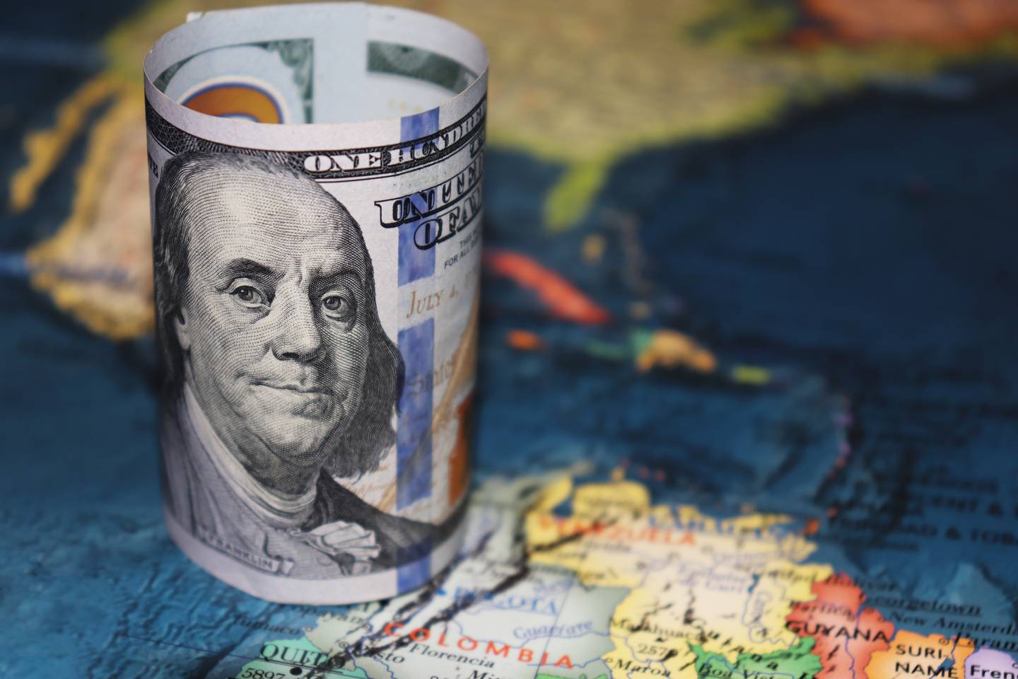 La hegemonía del dólar ha llevado a algunos analistas a promover la idea de impulsar una moneda común en la región.dfd