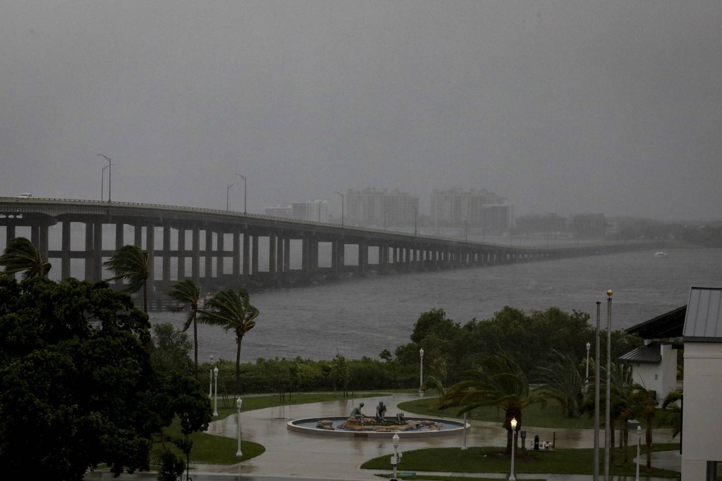 El puente Caloosahatchee antes del huracán Ian en Fort Myers, Florida, Estados Unidos, el miércoles 28 de septiembre de 2022. El huracán Ian cobró fuerza rápidamente -con vientos que alcanzaron las 155 millas por hora- a medida que se acercaba a la costa de Florida, amenazando con arrancar los tejados de las casas, destrozar las cosechas agrícolas y paralizar las infraestructuras como una de las tormentas más costosas que han azotado los Estados Unidos. Fotógrafa: Eva Marie Uzcategui/Bloomberg