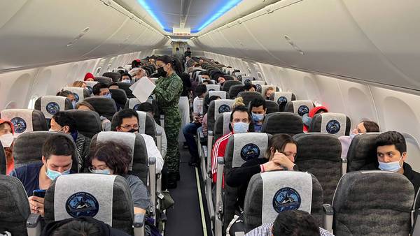 Mexicanos evacuados de Ucrania llegan a Ciudad de México en vuelo humanitariodfd