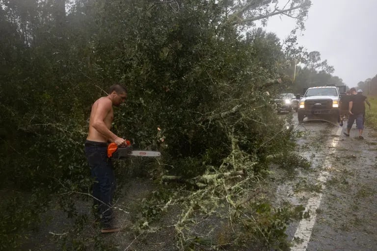 Los residentes intentan abrirse paso entre los árboles caídos para regresar a sus hogares tras el paso del huracán Idalia en Steinhatchee, Florida, EE.UU., el miércoles 30 de agosto de 2023.dfd