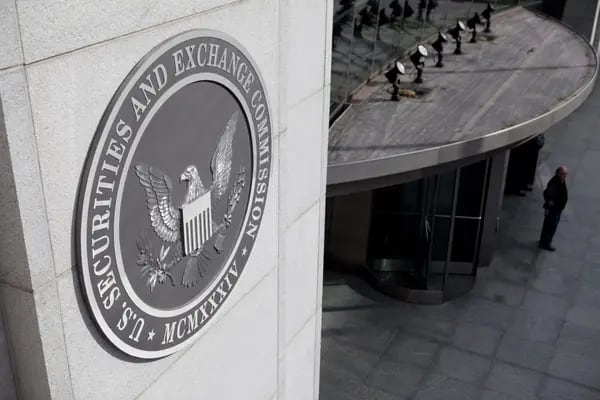 El sello de la Comisión del Mercado de Valores de Estados Unidos (SEC) se muestra en el exterior de la sede en Washington, D.C., Estados Unidos, el miércoles 26 de octubre de 2011.