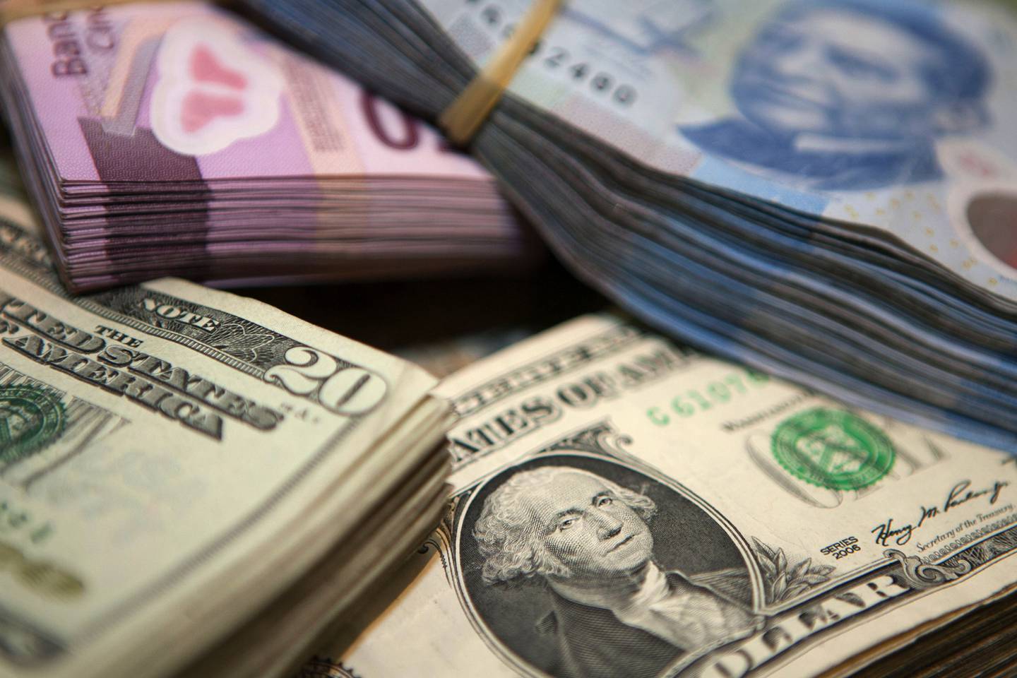 La moneda subía 0,86% a MXN $21,7309 por dólar tras caer 6% en los últimos siete días.
