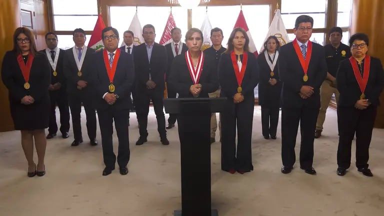 En un mensaje transmitido en vivo desde la cuenta de Facebook del Ministerio Público, la fiscal Patricia Benavides anunció la denuncia constitucional contra el mandatario peruano.dfd