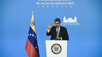 Nicolás Maduro, presidente de Venezuela, saluda después de una conferencia de prensa en el Palacio de Miraflores en Caracas, Venezuela, el miércoles 17 de febrero de 2021. 