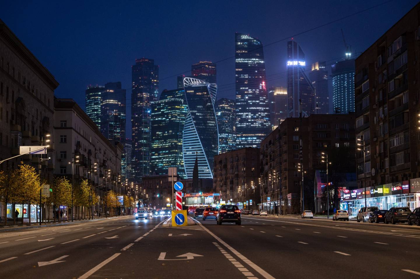 Edificios de rascacielos iluminados por la noche en el Centro Internacional de Negocios de Moscú (MIBC), también conocido como Ciudad de Moscú, distrito de Moscú, Rusia, el jueves 21 de octubre de 2021.