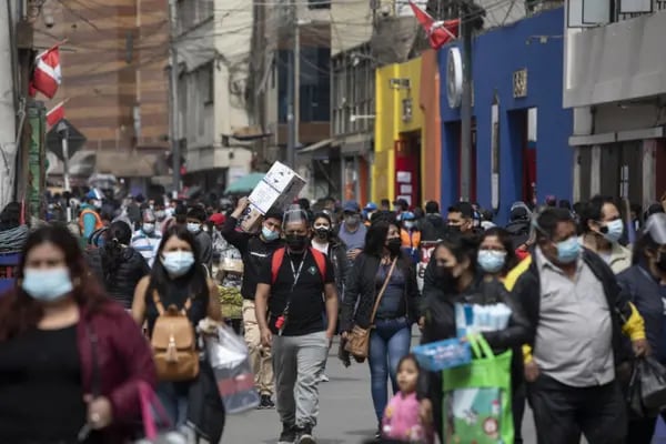 Los personas caminan por las calles centrales de Lima.