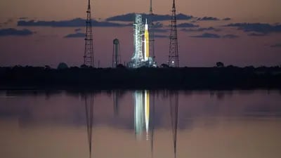 El cohete Space Launch System de la NASA, en el Centro Espacial Kennedy de Florida, tiene previsto reanudar la exploración lunar estadounidense con el programa Artemis. Fotógrafo: Joel Kowsky/NASA/Getty Images