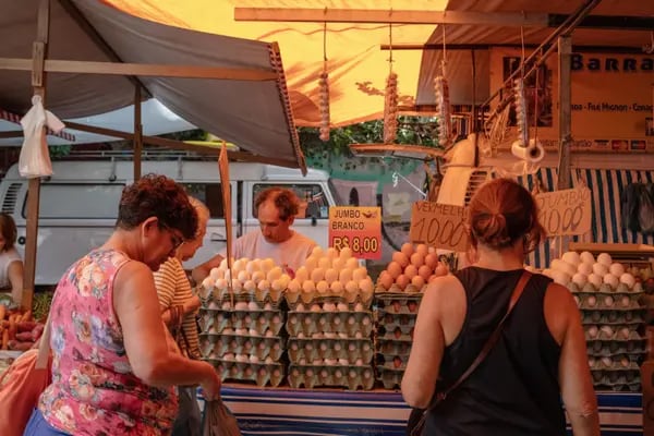 Consumidores em feira livre no Rio de Janeiro