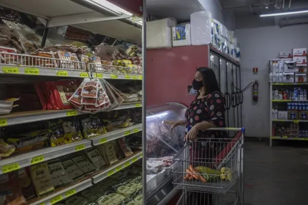 Un cliente compra carne en una tienda de comestibles en Brasilia, Brasil, el lunes 29 de marzo de 2021. Fotógrafo: Victor Moriyama/Bloomberg
