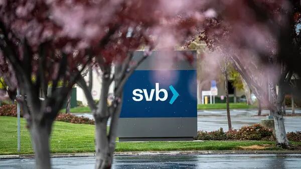SVB retoma contratações e quer voltar à liderança no setor um ano após colapsodfd