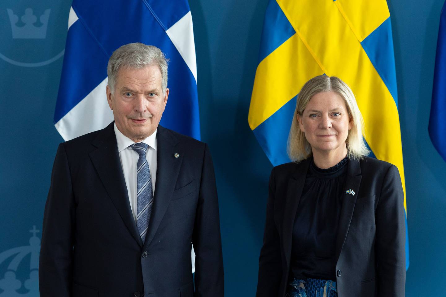 El presidente de Finlandia, Sauli Niinisto, posa para una foto con la primera ministra sueca Magdalena Andersson en el Palacio Adelcrantz el 17 de mayo de 2022 en Estocolmo, Suecia.