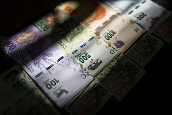 Sólo la lira turca se depreció más que el peso argentino en 2022