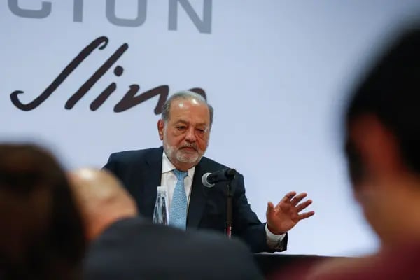 Carlos Slim Helú, presidente honorario del gigante de telecomunicaciones América Móvil, habla durante una confrencia de prensa en la Ciudad de México.