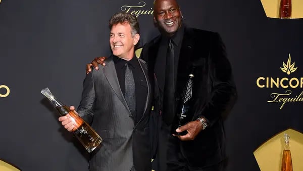 El negocio del tequila está atrayendo celebridades: Cincoro, de Michael Jordan, suma inversoresdfd