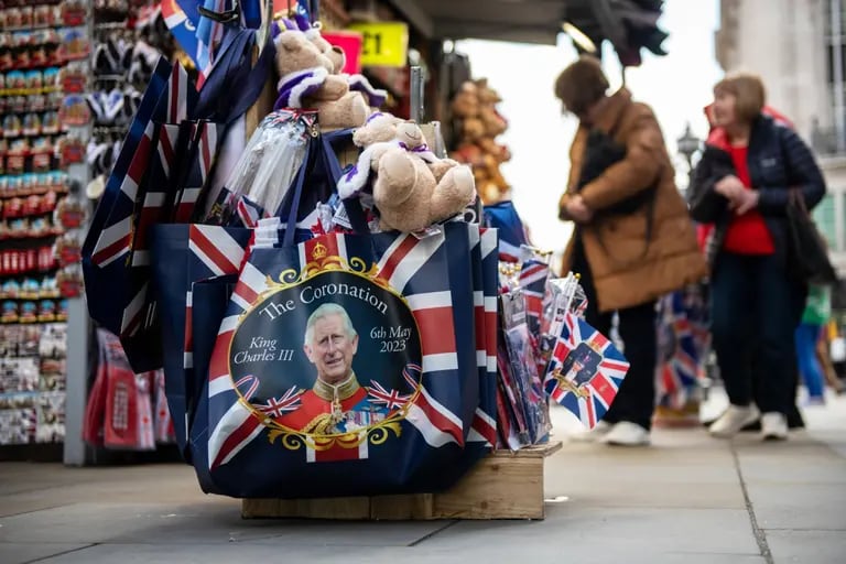 Bolsos conmemorativos a la venta en un puesto de souvenirs antes de la coronación del rey Carlos III, en Londres, Reino Unido.dfd