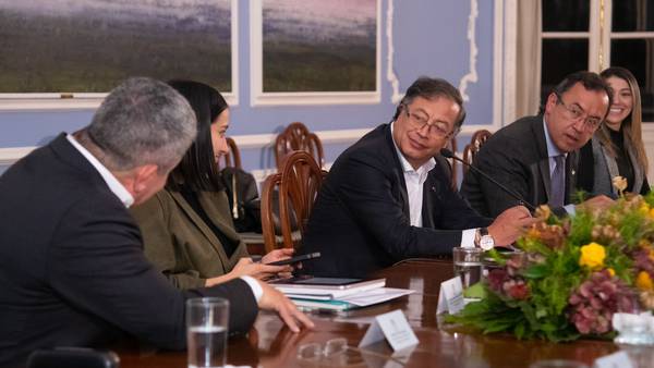 Petro plantea descentralización del Estado en reunión con alcaldes de Colombiadfd