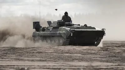 Um tanque de assalto leve CV9030 durante o exercício de treinamento Arrow 22 do Exército finlandês, com forças participantes do Reino Unido, Letônia, EUA e Estônia, em Niinisalo, Finlândia, na quarta-feira, 4 de maio de 2022.