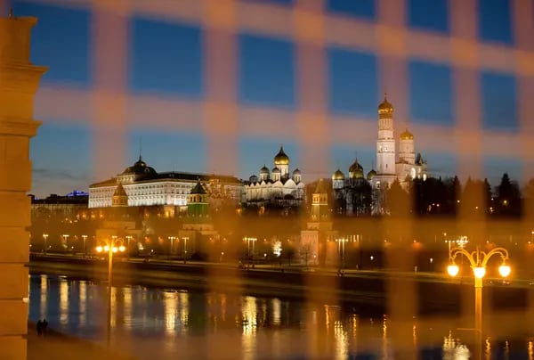 Los edificios del complejo del Kremlin se encuentran junto al río Moscova en Moscú, Rusia, el lunes 9 de abril de 2018. Fotógrafo: Andrey Rudakov/Bloomberg