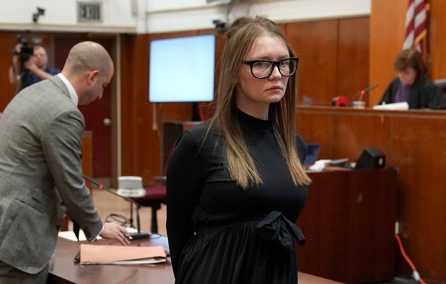 Anna Sorokin es conducida tras ser sentenciada en la Corte Suprema de Manhattan en mayo de 2019. Fotógrafo: Timothy A. Clary