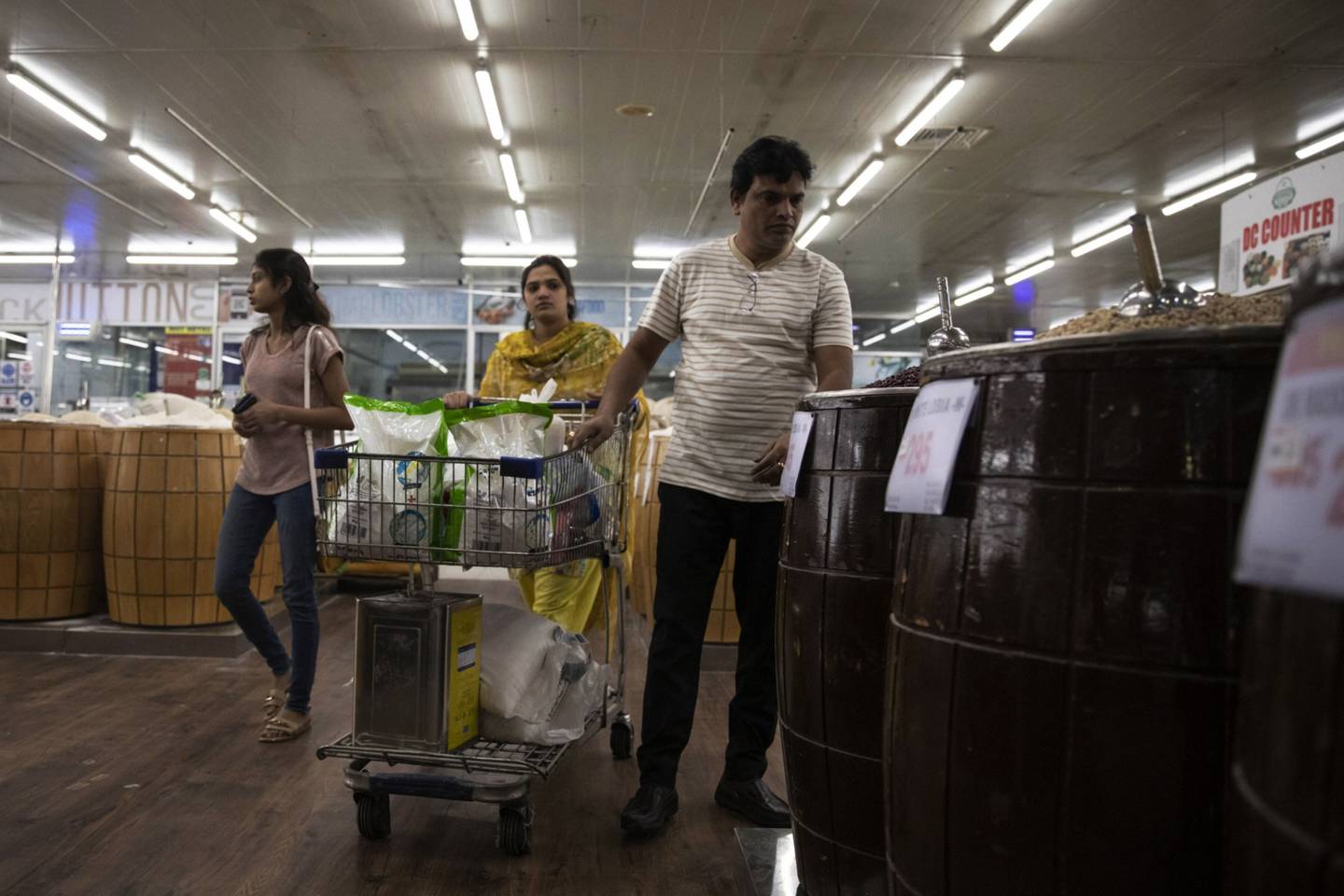 Un grupo de personas compra en un supermercado de Lahore, Pakistán, el 30 de marzo de 2023. El aumento de la inflación y las subidas de impuestos aplicadas para cumplir las condiciones de la ayuda del Fondo Monetario Internacional están mermando el poder adquisitivo de los consumidores, según Bloomberg Economics.