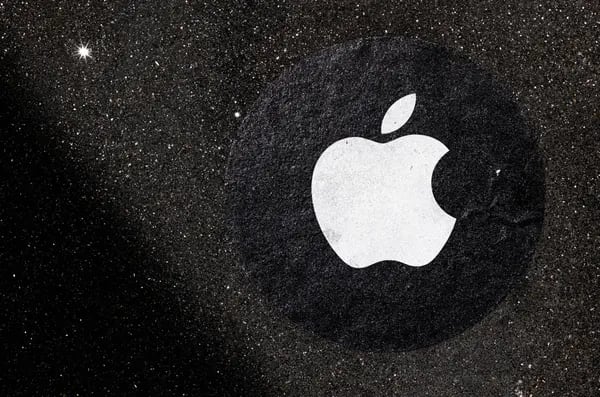 El logotipo de Apple Inc. utilizado como marcador de distancia en el pavimento frente a una tienda en San Francisco, California, el lunes 26 de abril de 2021. Apple está aumentando sus inversiones en Estados Unidos en un 20% durante los próximos cinco años.