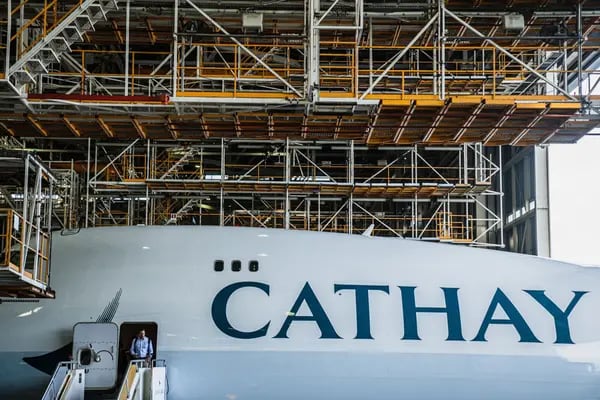 Un avión operado por Cathay Cargo, la unidad de carga de Cathay Pacific Airways Ltd., durante una ceremonia de cambio de imagen en un hangar del Grupo HAECO en el Aeropuerto Internacional de Hong Kong, China, el miércoles 21 de junio de 2023.