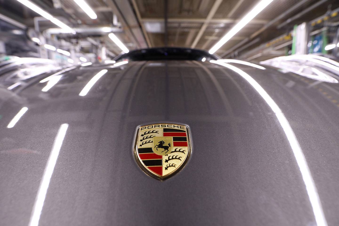 Insignia de la marca en el capó del modelo de lujo Porsche 911 GT 2RS, en la fábrica de Porsche AG en Stuttgart, Alemania.