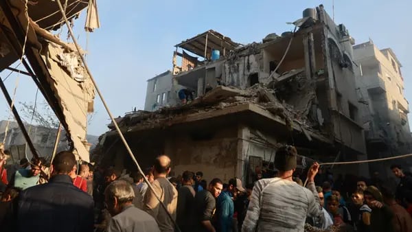 Israel reanudó los ataques aéreos en la Franja de Gaza después de que el viernes por la mañana terminara una tregua de una semana con Hamás. Informa Paul Wallace de Bloomberg. Fuente: Bloomberg