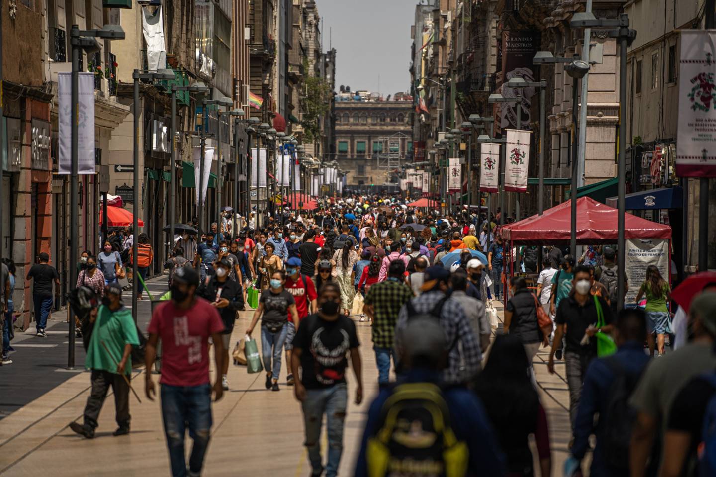 Afluencia de personas sobre la calle Madero en Ciudad de México.