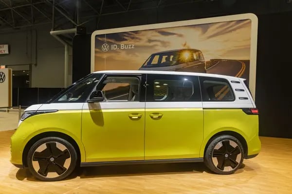 El minibús eléctrico Volkswagen ID Buzz durante el Salón Internacional del Automóvil de Nueva York 2022 (NYIAS) en Nueva York, Estados Unidos, el jueves 14 de abril de 2022.