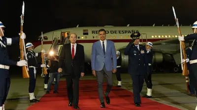 El canciller colombiano Álvaro Leyva y el presidente español Pedro Sánchez en su llegada a Bogotá el 23 de agosto de 2022.
