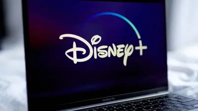 El logo de Disney+ en una computadora portátil en Nueva York, el miércoles 18 de noviembre de 2020. Aunque el titán del entretenimiento aún se tambalea por la pandemia, el crecimiento de Disney+ ha suavizado el golpe.