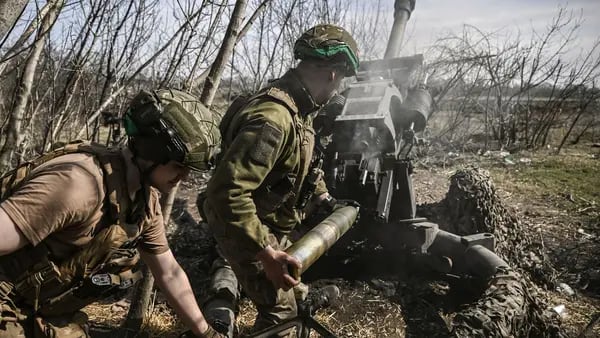 Ucrania soporta el bombardeo de misiles y ataca una refinería de petróleo rusa dfd
