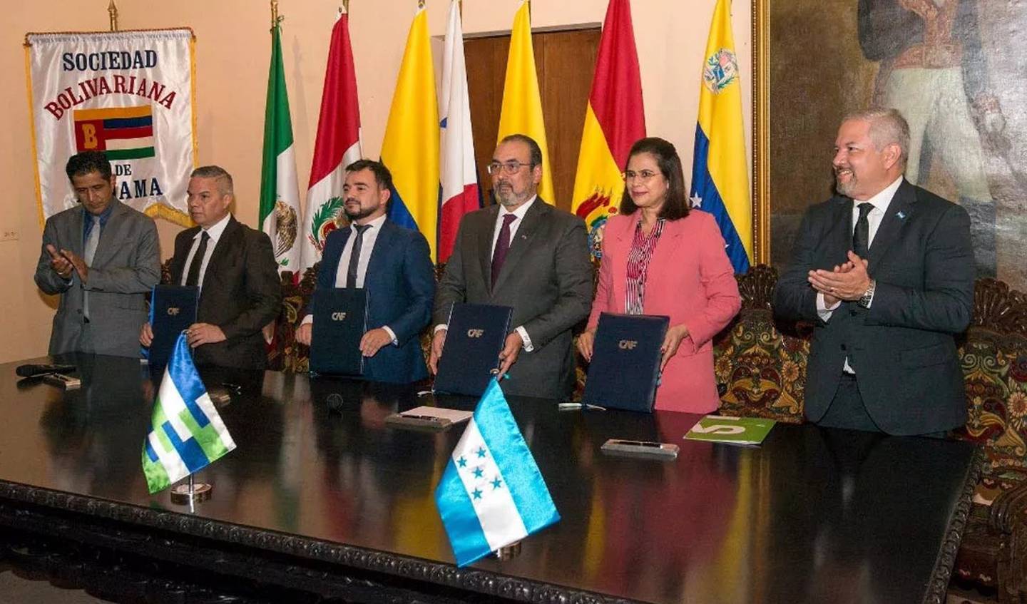 Acto de la firma de Honduras para adherirse como miembro pleno del Banco de Desarrollo de América Latina.