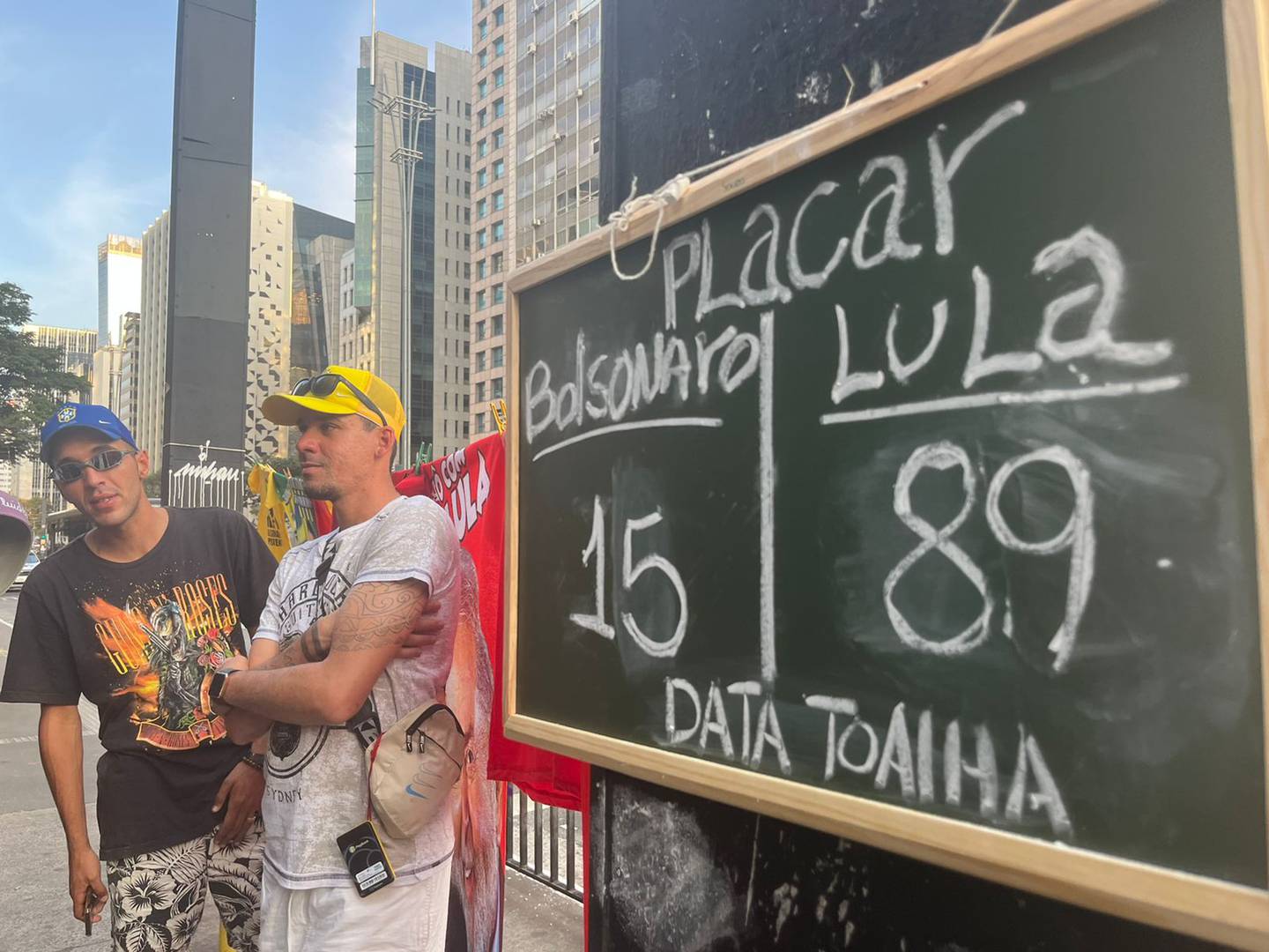 Entrepreneurs Saulo Adriel and Fernando Lopes Prado, who sell towels with the faces of candidates Bolsonaro and Lula on Paulista Avenue in São Paulo.