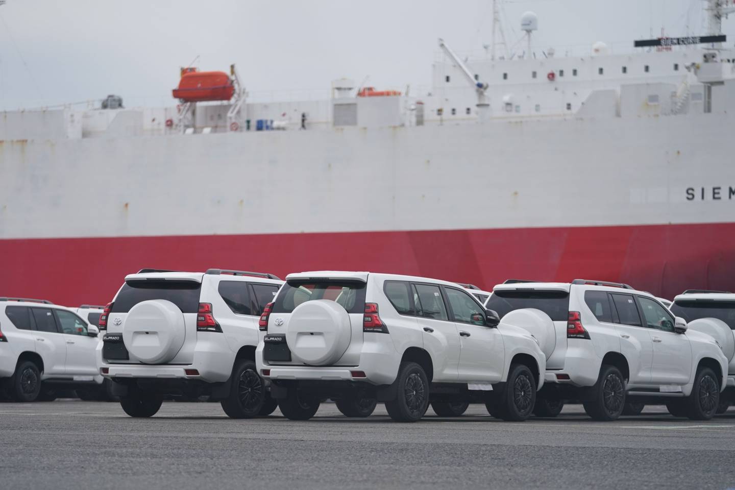 Toyota Motor Corp. Land Cruiser Prado, un vehículo deportivo utilitario (SUV) destinado a ser embarcado en un puerto de Yokohama, Japón, el lunes 9 de mayo de 2022.