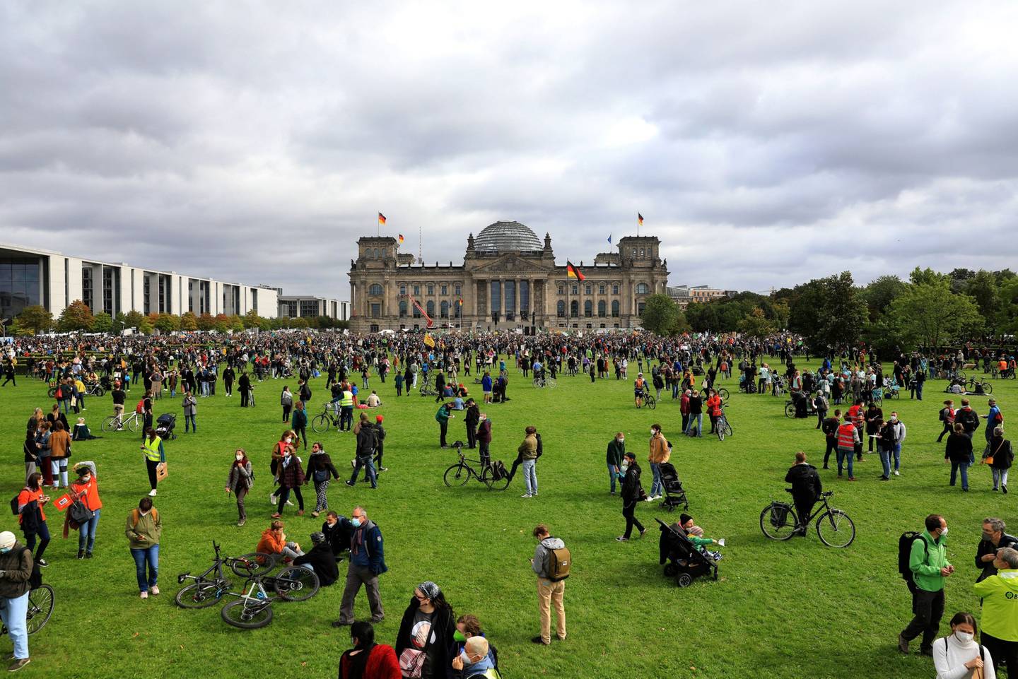 Ecologistas durante la manifestación "Fridays for Future" ("Viernes por el futuro") frente al Reichstag en Berlín, Alemania, el viernes 24 de septiembre de 2021.