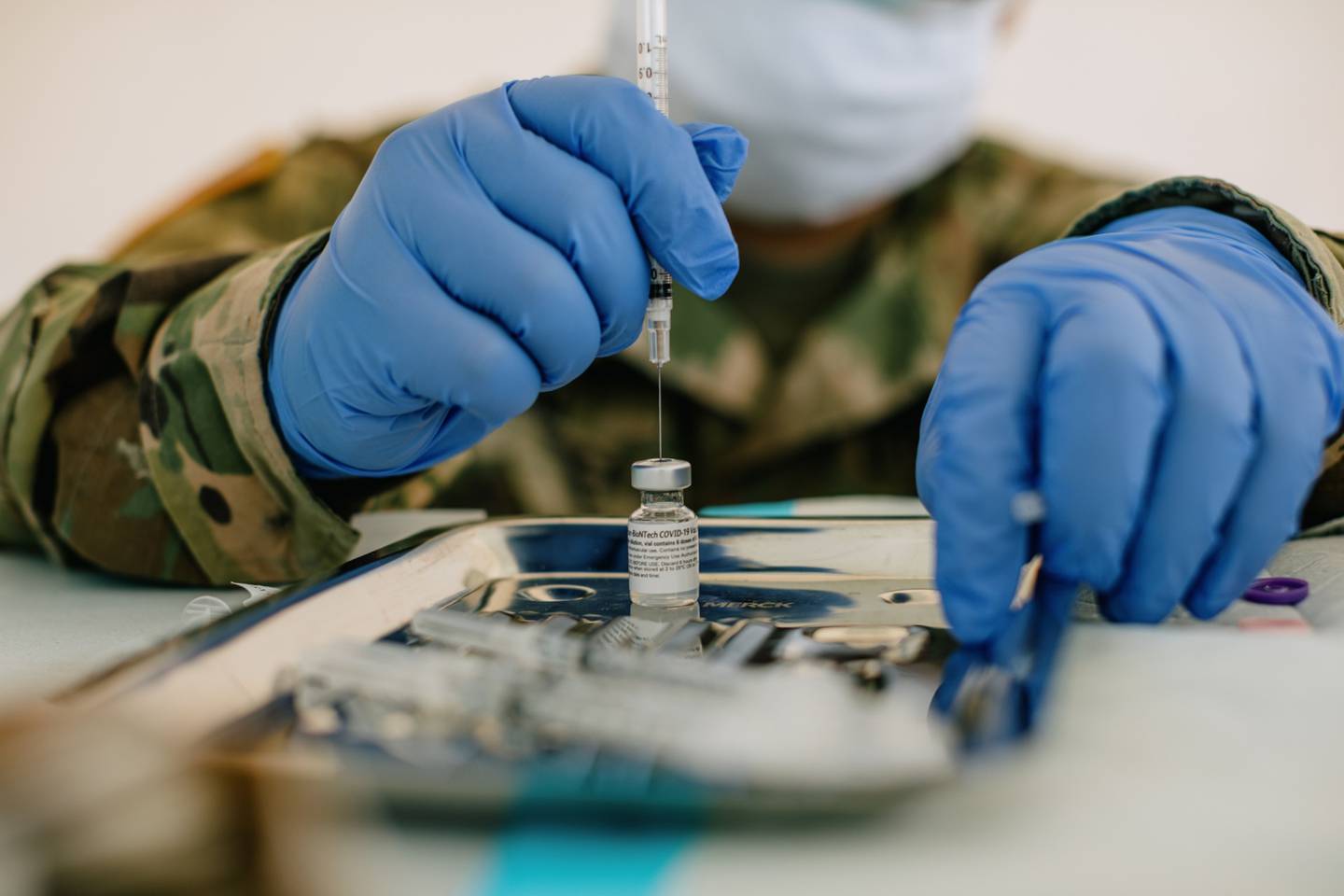 Un miembro de la Guardia Nacional prepara una dosis de la vacuna Covid-19 de Pfizer-BioNTech en las instalaciones de la Universidad de Nueva Orleans Lakefront Arena en Nueva Orleans, Luisiana, EE.UU., el martes 24 de agosto de 2021.