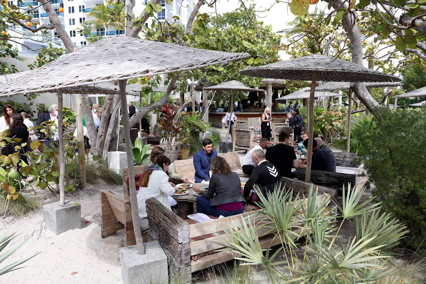Los asistentes se reúnen en un evento en el 1 Hotel South Beach de Miami, Florida, en febrero.