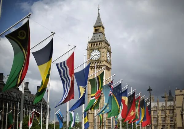 Las banderas de las naciones de la Commonwealth se muestran en la Plaza del Parlamento el 15 de junio de 2012 en Londres, Inglaterra.
