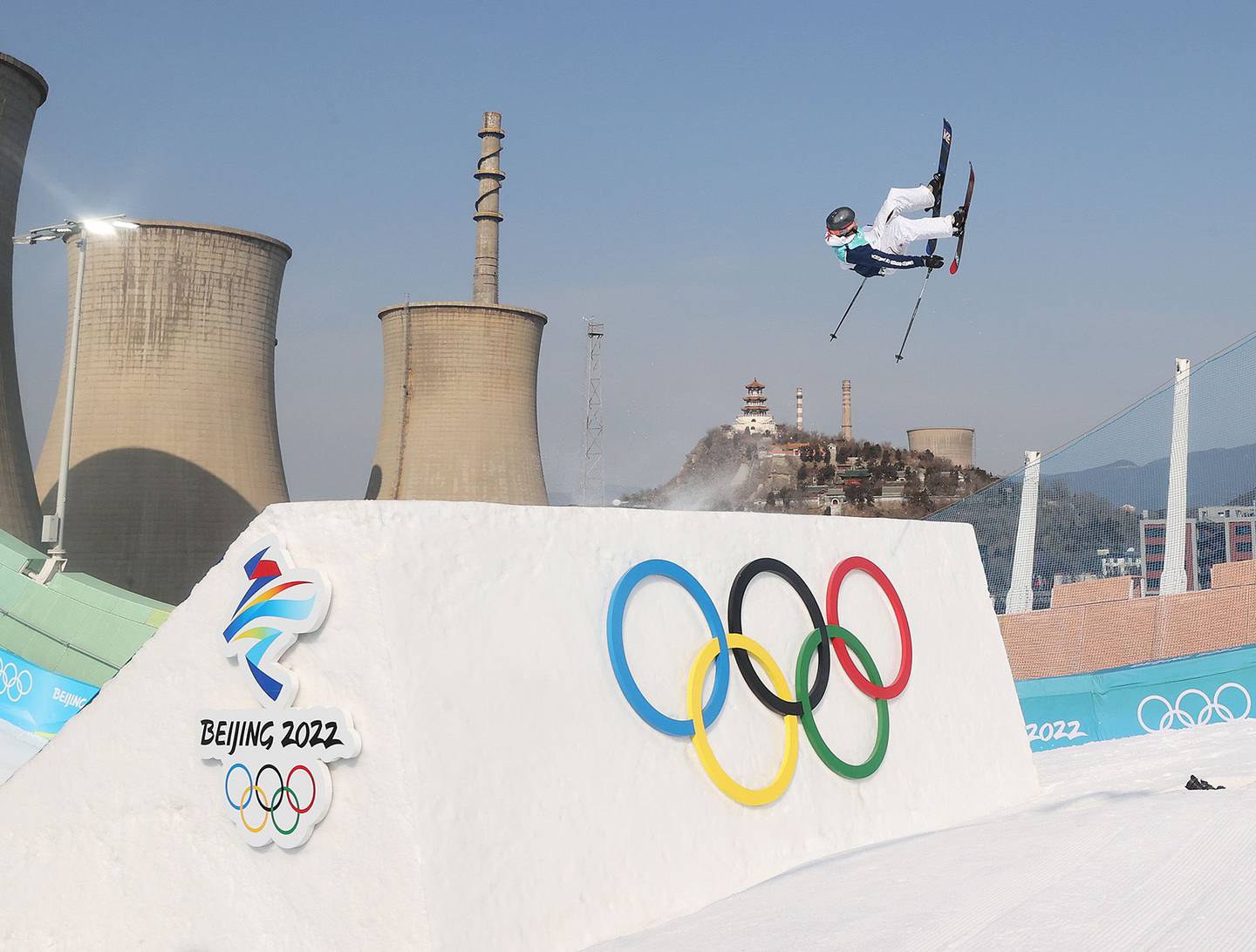 Colby Stevenson, de Estados Unidos, realiza un truco durante la final de Big Air de esquí de estilo libre masculino en el quinto día de los Juegos Olímpicos de Invierno de Pekín 2022 en Big Air Shougang el 9 de febrero de 2022 en Pekín.