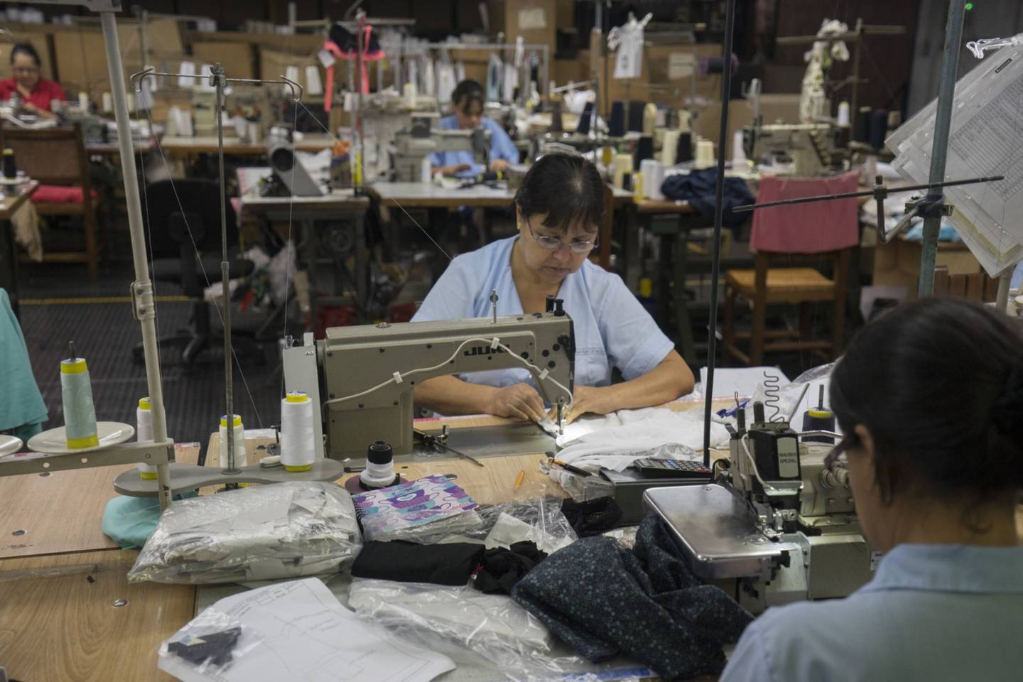 Los trabajadores operan máquinas de coser en una fábrica en Medellín, Colombia, el lunes 25 de agosto de 2014dfd