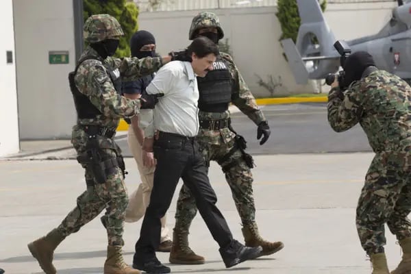 El narcotraficante Joaquín "El Chapo" Guzmán capturado en un balneario del Pacífico mexicano
