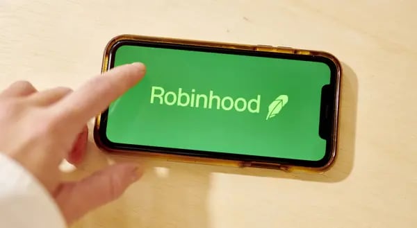 El logo de Robinhood se muestra en un smartphone en una fotografía arreglada tomada en el barrio de Brooklyn de Nueva York, Estados Unidos, el lunes 12 de octubre de 2020.