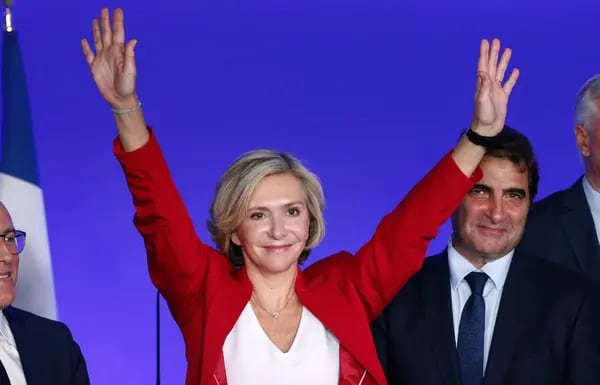 La jefa del partido de derechas Les Republicains (LR), en la región de Île-de-France y candidata a las elecciones presidenciales de 2022, Valerie Pecresse, saluda tras ganar las primarias de LR el 4 de diciembre de 2021 en París, Francia.