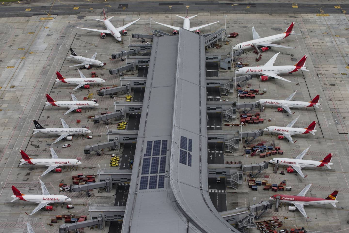 Aviones de Avianca Holdings SA estacionados en el Aeropuerto Internacional El Dorado en esta fotografía aérea tomada sobre Bogotá, Colombia.
