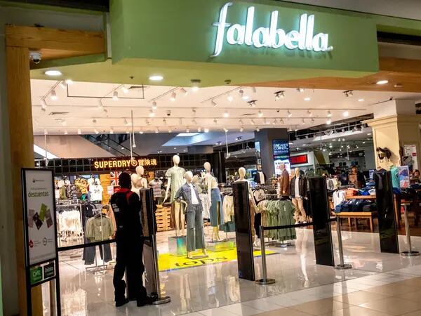 Tras doble rebaja crediticia de Falabella, algunos creen que es momento de comprardfd